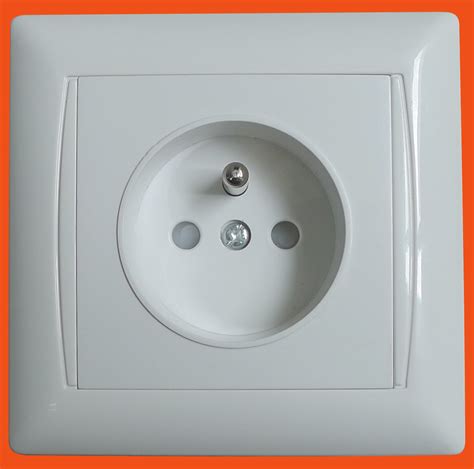 Electrical Socket Outlet In Europe Style Grounding 2pt French Type
