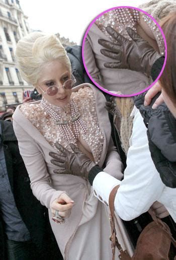 Photos Lady Gaga Gets Groped By Female Fan