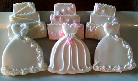 Do you want to learn to make incredible (and delicious!!) decorated sugar cookies but don't know where to start? 24 Decorated Sugar Cookies Wedding Dress Cake Bridal Shower
