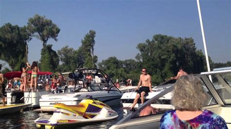 Cruising The Party Boaters On Labor Day Youtube