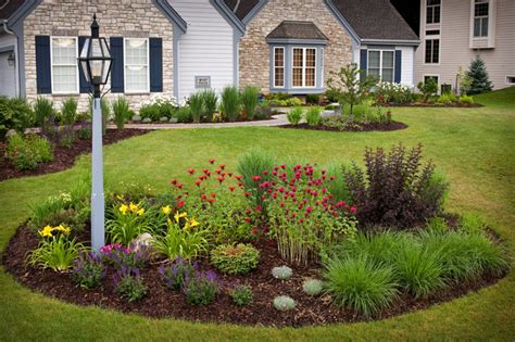 These gorgeous flower bed ideas will give your home major curb appeal. Landscape designs around a yard light pole, patio design ...