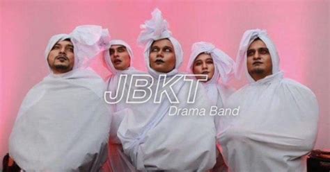 Lagu ini sudah bisa kamu beli di itunes , joox , spotify dan juga media online lainnya. Farhana Jafri: Lirik Lagu JBKT - Drama Band