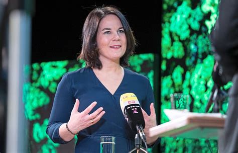 Das ist eine peinliche pannenserie. Deutschland: Annalena Baerbock kandidiert für die Grünen ...