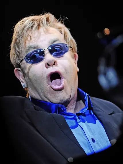 Elton John Seine Schrillsten Bühnenoutfits