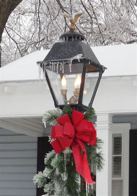 35 Inspiring Christmas Lanterns Ideas For Outdoor Decor Housedcr