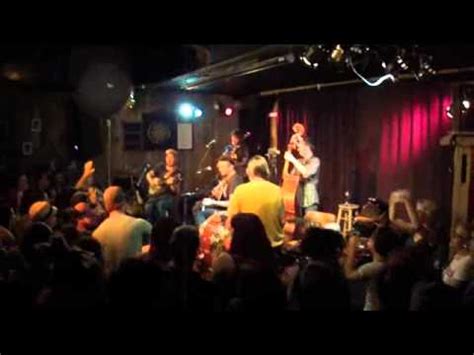 Sai ku roƙe shi da su, kuma ko a zamanin maguzancin hausawa, ance, mutanen fada kanyi ferfesun kutare su cinye saboda su zamɓ masu taurin rayi. Brun La couleur de L'Amour - YouTube