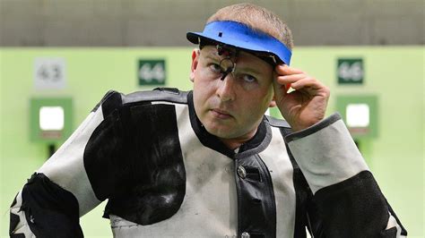 He has been world champion in the 50 m rifle 3 positions, as well as winning silver medals in the 300 m rifle prone and the men's 10 metre air rifle. Sidi Péter döntős, Péni István 15. lett légpuskában az ...