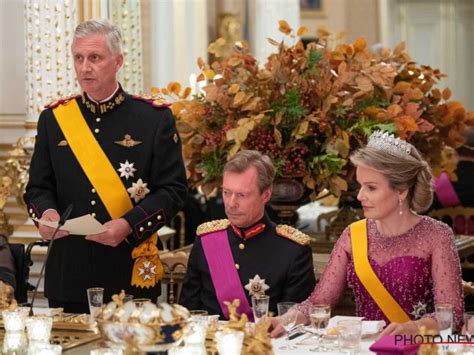 Bekijk hier de beelden en lees daaronder verder: Koning Filip en koningin Mathilde erg geschrokken tijdens ...