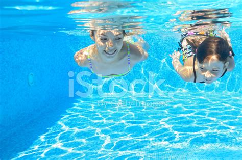 Foto De Stock Niñas Felices Nadan Bajo El Agua En La Piscina Libre De