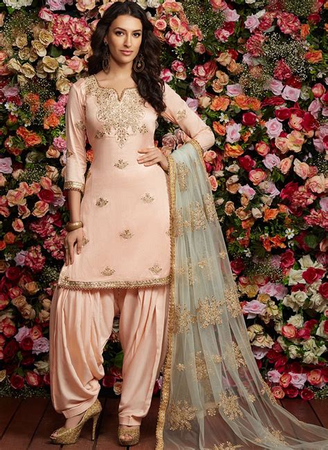 Patiala Suit Lashkaraa Patiala Suit Designs Indian Designer Outfits Indian Wedding Outfits