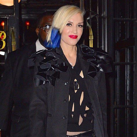 Gwen Stefani Is All Smiles After Debuting Her Breakup Song Gwen Stefani Breakup Songs Gwen