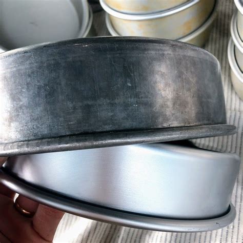 How to clean cookie sheets ~ what is the best way to clean sheet pans ~ learn the easiest way to clean those grimey baking. Cleaning Aluminum Pans | Cleaning aluminum pans, How to ...