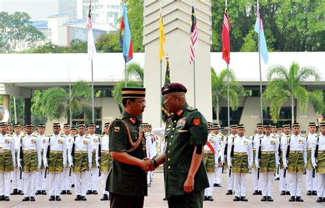 Pemerintah Tentera Darat Brunei Dianugerah Beret Merun Semasa Mstar
