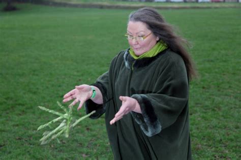 Fortune Teller Predicts The Future With Asparagus Uk News Metro News