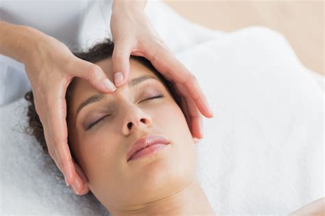 Spa Eyelid Treatment For People With Uncomfortable Eyes Clinica London