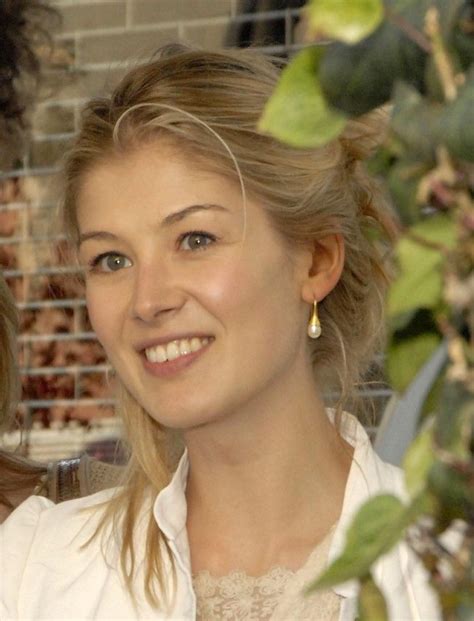Rosamund Pike Curvy Celebrities Celebs Hollywood Actresses Hollywood