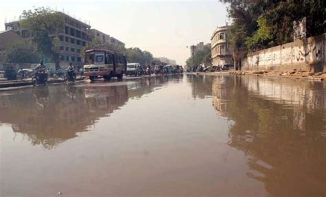 کراچی ایم اے جناح روڈ تبت سنٹر کے پاس بارش کو دس دن گزر جانے کے بعد