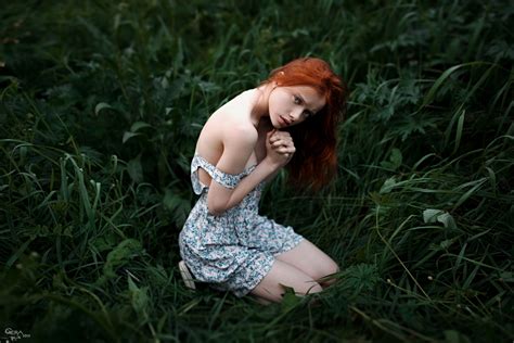 デスクトップ壁紙 日光 森林 女性 赤毛 ポートレート ドレス 緑 ゲオルギーチェルナディエフ ヘア 肌 ロマンス 花 女の子 美しさ 眼 レディ 草原
