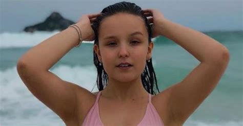 Larissa Manoela Posa Com Maiô Estiloso Em Praia No Rio E Se Declara Ao Namorado