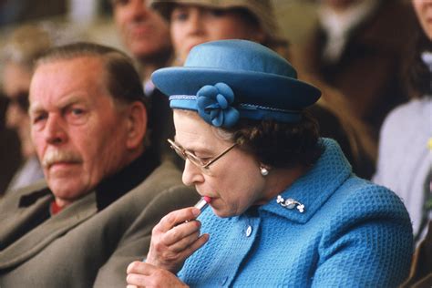 Queen Elizabeth Has Been Wearing The Exact Same Nail Polish For Almost 30 Years Newbeauty