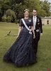 Victoria de Suecia con un vestido de H&M junto a su marido Daniel posan ...