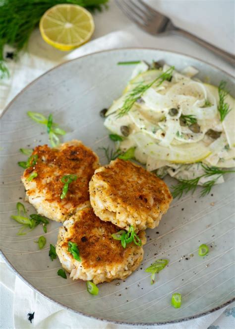 Lemon juice from about 1/4 lemon · 1 1/2 tbsp. Delicious and Easy Crab Cakes Recipe | Crab cakes recipe ...