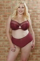 Hayley Hasselhoff shows off her curves to woo her fans ...