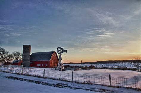 15 Photos Of Beautiful Old Barns In Iowa