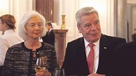 Bundesverdienstkreuz für DRK-Vizepräsidentin Donata Freifrau Schenck zu ...