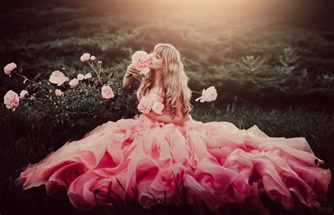 Фото Девушка в розовом платье сидит у куста розовых пионов фотограф Светлана Беляева