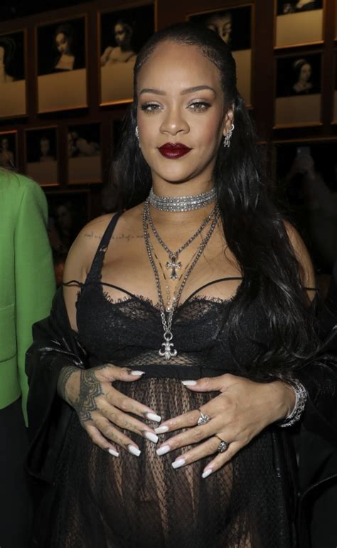 Rihanna halb nackt So sexy setzt Sängerin ihren Babybauch in Szene