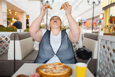 La Femme Grasse Avec Le Sandwich Dans Des Mains Regarde La Tv Image Stock Image Du Boulimique