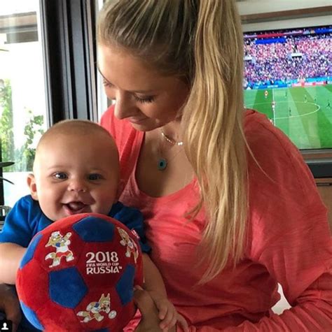 See more of anna kournikova on facebook. Anna Kournikova juicht met baby voor Rusland | Show ...