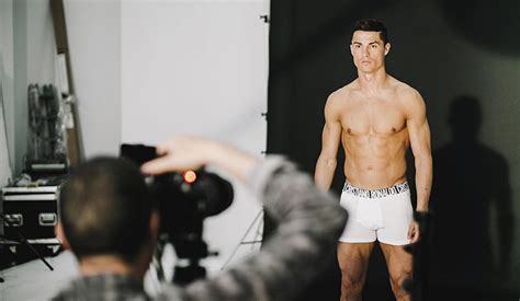 El Futbolista James Rodríguez Como Ronaldo O Beckham Del Terreno De Juego A Modelo De Ropa