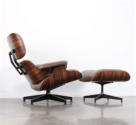 Nach mehreren jahren der entwicklung für hermann miller, wurden die stühle und die ottomane 1956 vorgestellt. Lounge chair by Charles & Ray Eames for Herman Miller ...