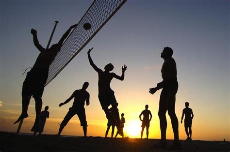 Voleiul este un sport (al doilea în lume ca popularitate)în care două echipe, separate de un fileu înalt, trebuie să treacă mingea deasupra acestuia, folosind mainile, cu scopul de a face ca mingea să atingă terenul advers. Campionatul Naţional de volei pe plajă Seniori la Mamaia
