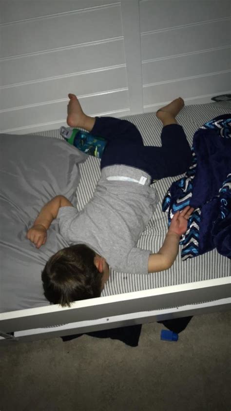35 People Who Were Caught Sleeping In Extremely Uncomfortable Positions Demilked