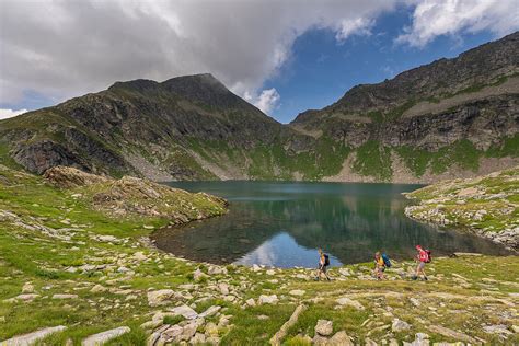 Wanderer Am Lago Nero Trekking Del Bild Kaufen Lookphotos