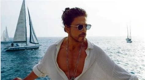 shah rukh khan rocks a man bun in his first look from pathaan s besharam rang fans ask ‘are