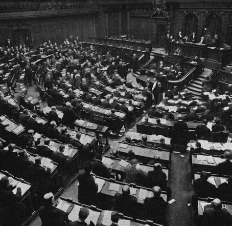 Demokratisch (parlamentarische monarchie), daher der monarch ohne tatsächliche funktion. Brennpunkt Deutschland: Die Novemberrevolution 1918 - WELT