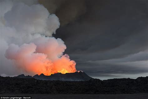 Spectacular Night Shots Show Icelands Erupting Bardarbunga Framed By