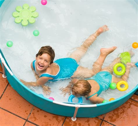 Enfants Nageant Dans La Piscine Pour Enfants Photo Gratuite