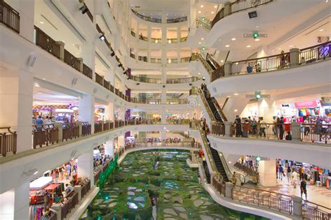 Suria klcc is the best shopping mall in kl with many shopping attractions for locals and visitors, making it the best place in malaysia for shopping. Centre Commercial Chez Kuala Lumpur Photographie éditorial ...