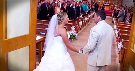 father sings his daughter down the aisle on her wedding day smag31