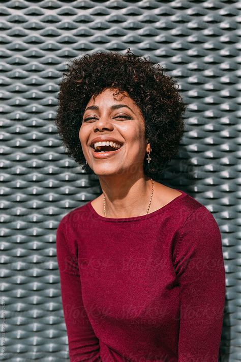 Ver Portrait Of A Black Woman On The Street Del Colaborador De