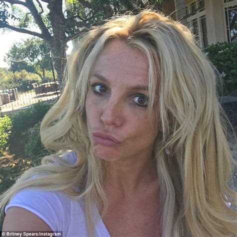 Britney Spears Shares Make Up Free Selfies Daily Mail Online
