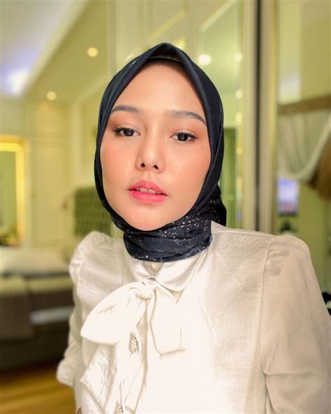 10 Potret Dara Arafah Tampil Beda Dengan Balutan Hijab Pesonanya Bikin