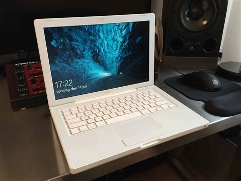 Breathing Some Life Into An Old White Apple Macbook