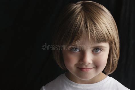 Retrato De Una Niña De Nueve Años Una Serie De Fotos De Una Niña De 8 ó