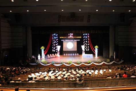 Oh man, time is certainly flying by this year! Graduation Stage Design - Snowflakes Chandelier ...